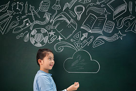 站着黑板前的小学女生图片