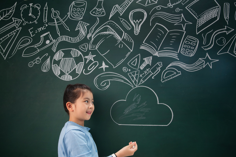 站着黑板前的小学女生图片 站着黑板前的小学女生图片