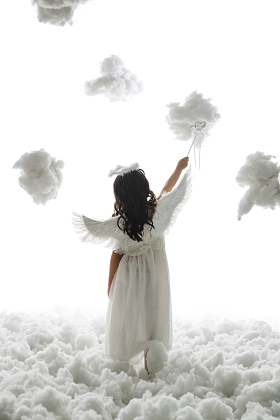 拿着魔法棒的小天使背影图片