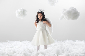 快乐的小天使玩耍照片