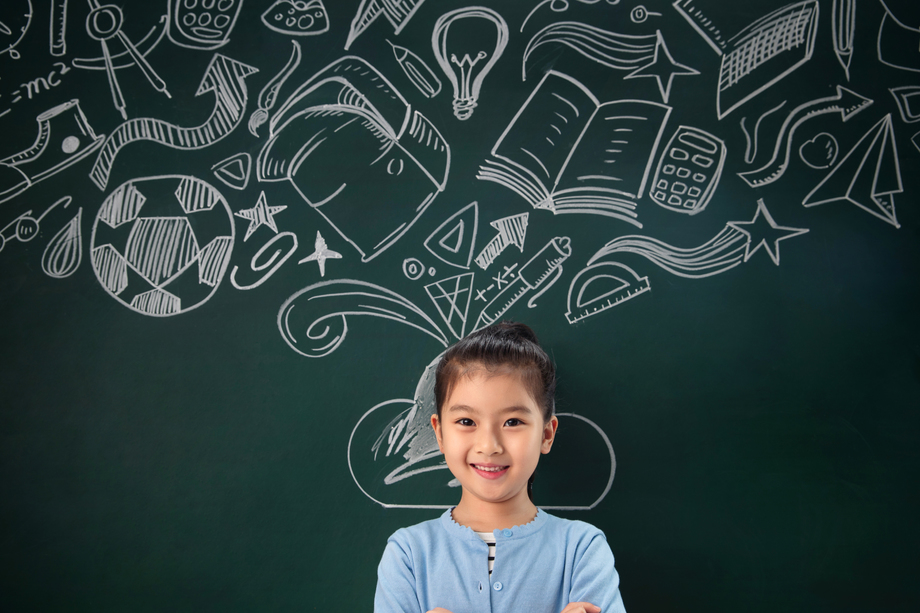 站着黑板前的小学女生 站着黑板前的小学女生