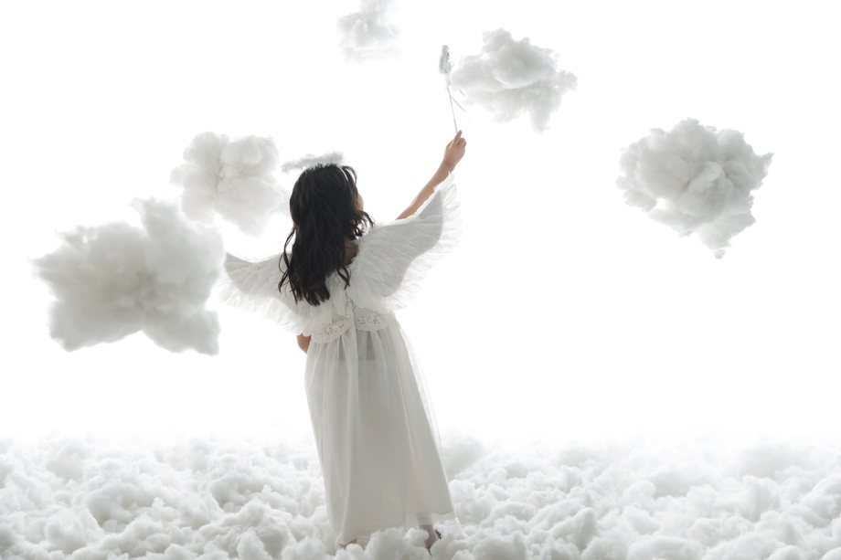 拿着魔法棒的小天使背影 拿着魔法棒的小天使背影