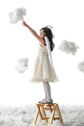 站在梯子上玩耍的小天使