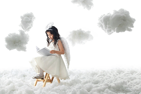 坐在梯子上看书的小天使图片