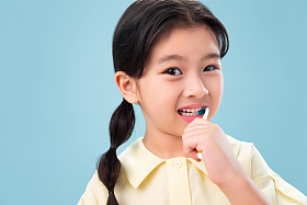 拿着牙刷刷牙的小女孩图片