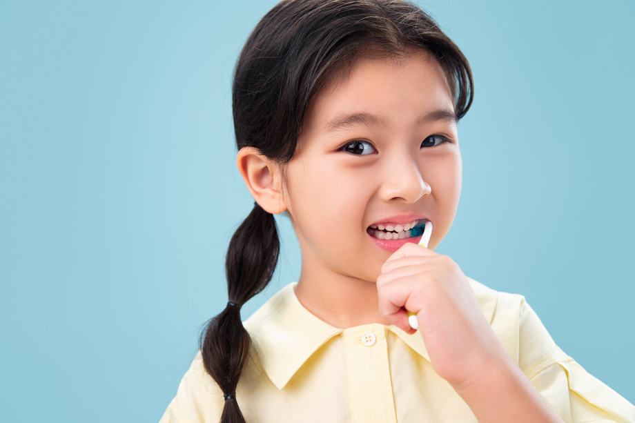 拿着牙刷刷牙的小女孩图片