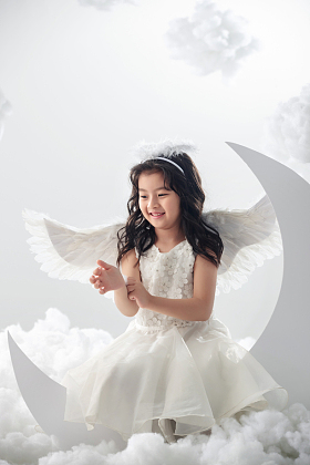 坐在月亮上的快乐小天使