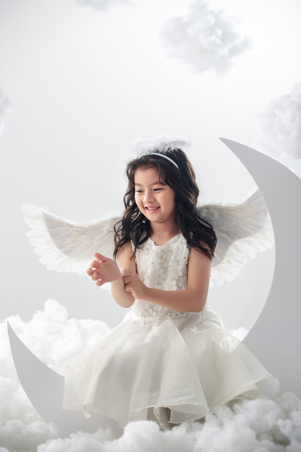 坐在月亮上的快乐小天使 坐在月亮上的快乐小天使