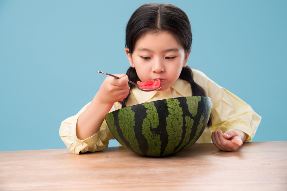 可爱的小女孩吃西瓜 可爱的小女孩吃西瓜
