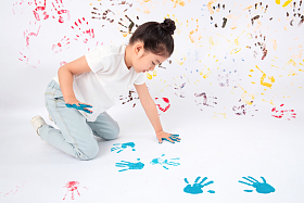 画画的小女孩图片