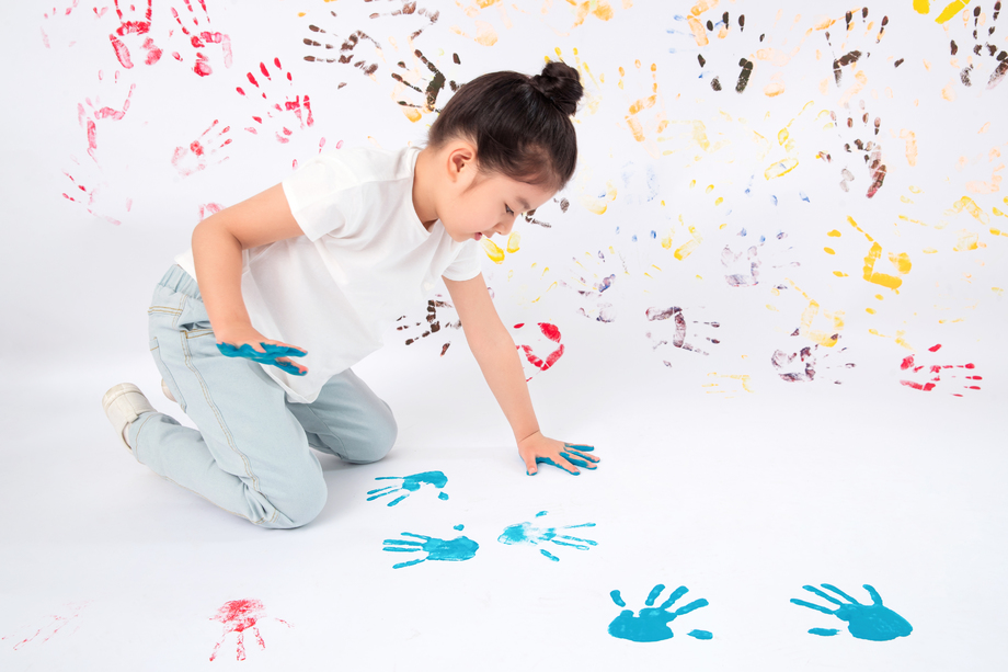 画画的小女孩图片 画画的小女孩图片