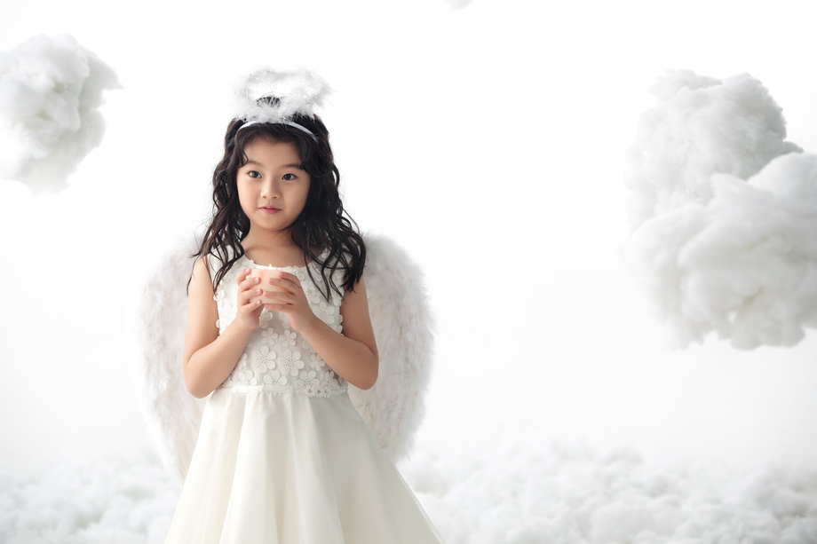 拿着蜡烛的可爱小天使 拿着蜡烛的可爱小天使