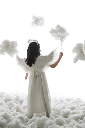 拿着魔法棒的小天使背影图片