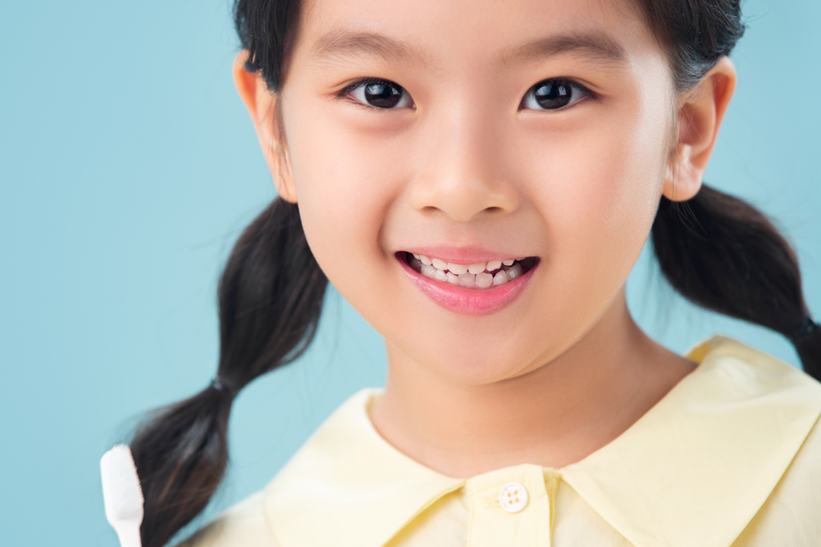 拿着牙刷的小女孩图片 拿着牙刷的小女孩图片