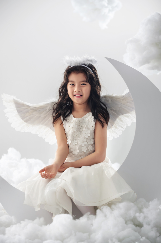 坐在月亮上的快乐小天使