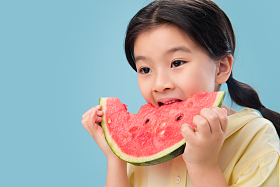 可爱的小女孩吃西瓜