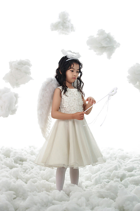 天使装扮的快乐小女孩