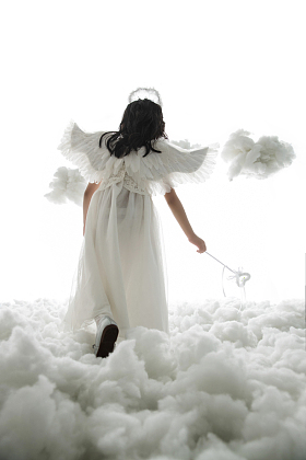 拿着魔法棒的小天使背影