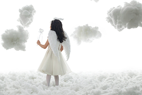 拿着魔法棒的小天使背影