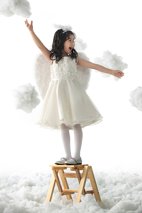 站在梯子上玩耍的小天使