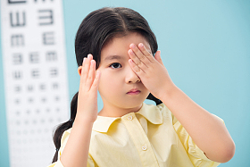 小女孩测视力照片