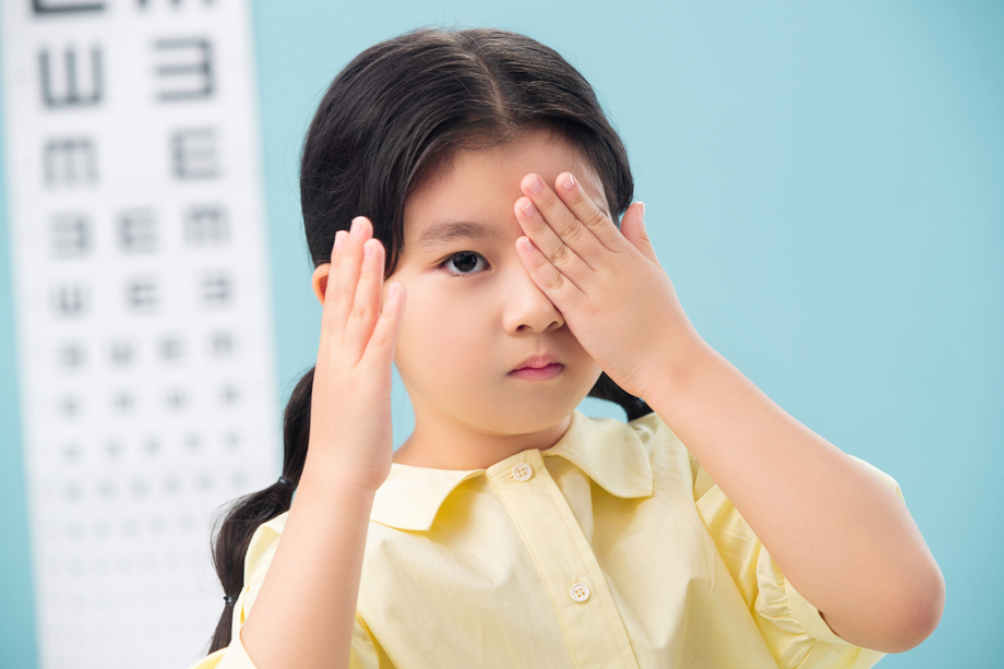 小女孩测视力照片