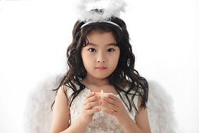 拿着蜡烛的可爱小天使