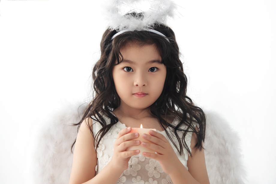 拿着蜡烛的可爱小天使 拿着蜡烛的可爱小天使