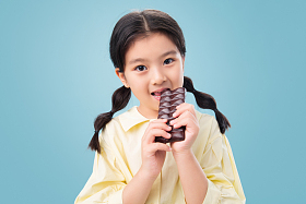 吃巧克力的小女孩图片