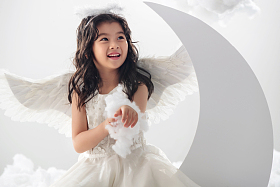 坐在月亮上的快乐小天使