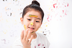 脸上涂满颜料的小女孩