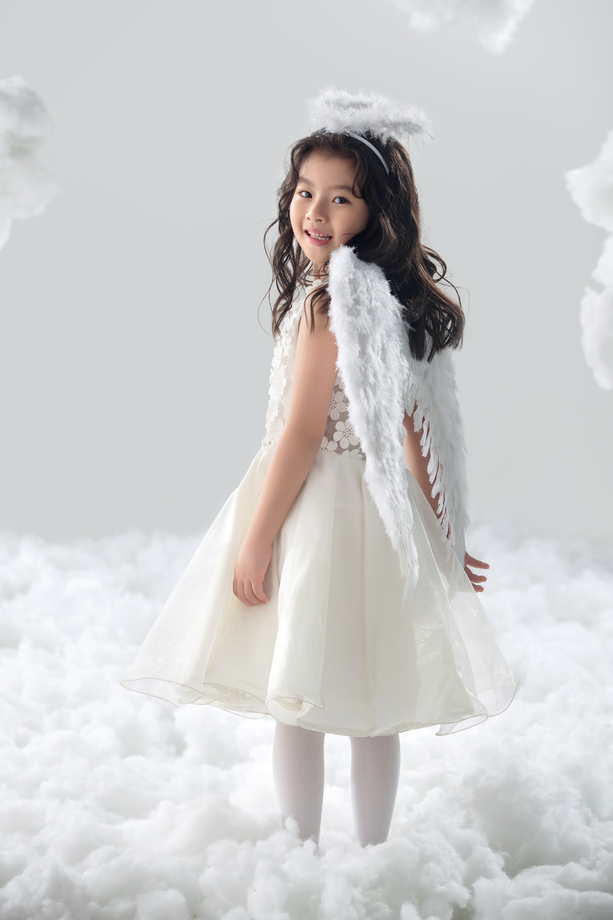 快乐的小天使玩耍