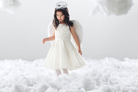 快乐的小天使玩耍