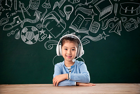 坐在黑板前上课的小学女生图片