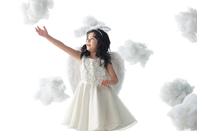 快乐的小天使玩耍