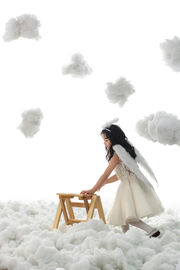 可爱的小天使玩耍图片 可爱的小天使玩耍图片