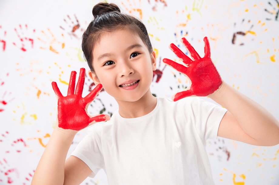 手上涂满颜料的小女孩 手上涂满颜料的小女孩
