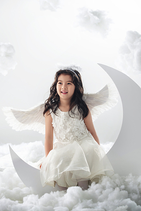 坐在月亮上的快乐小天使