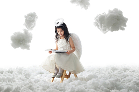 坐在梯子上看书的小天使