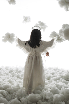 天使装扮的小女孩玩耍图片