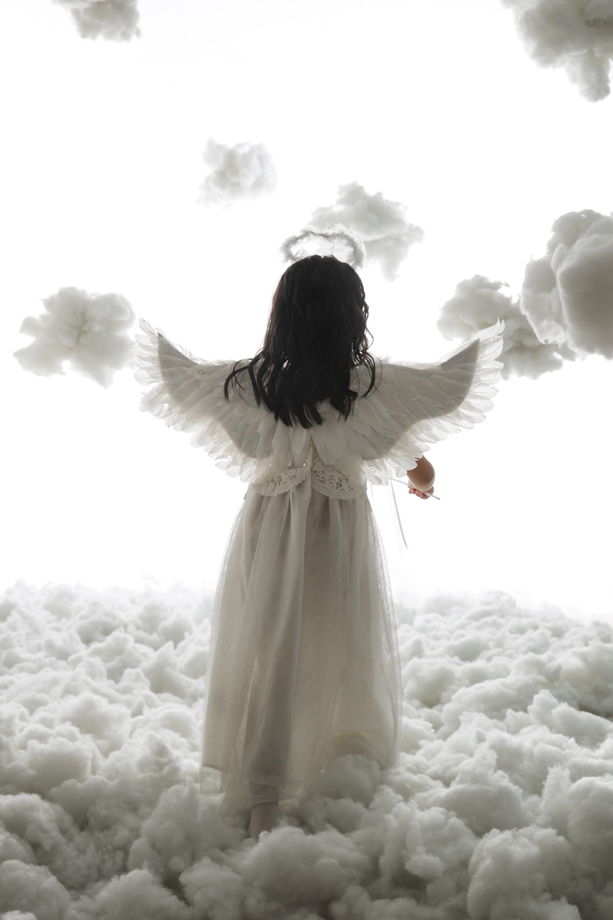 天使装扮的小女孩玩耍图片 天使装扮的小女孩玩耍图片