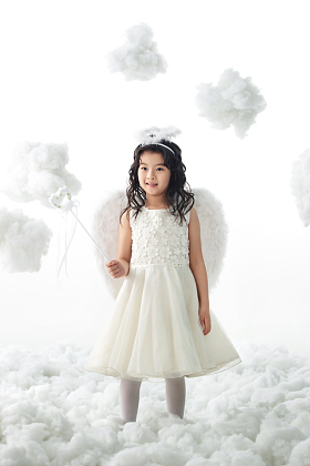 天使装扮的快乐小女孩