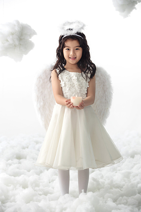 拿着蜡烛的可爱小天使图片