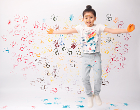 手上涂满颜料的小女孩