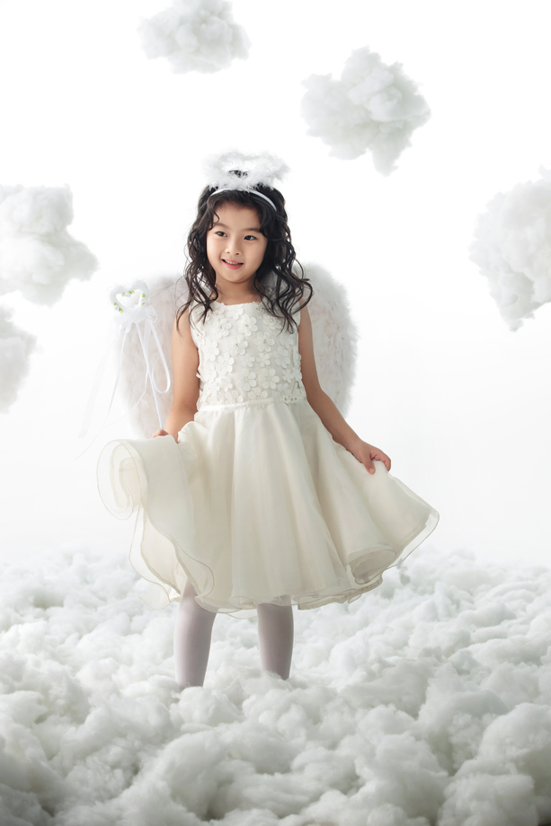 天使装扮的快乐小女孩