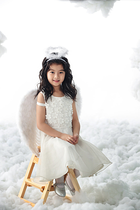 坐着玩耍的快乐小天使图片