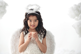 拿着蜡烛的可爱小天使