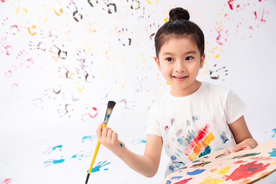拿画笔画画的小女孩照片 拿画笔画画的小女孩照片