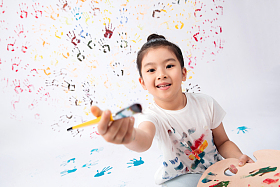 拿画笔画画的小女孩