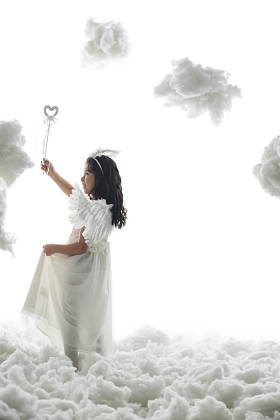 天使装扮的快乐小女孩